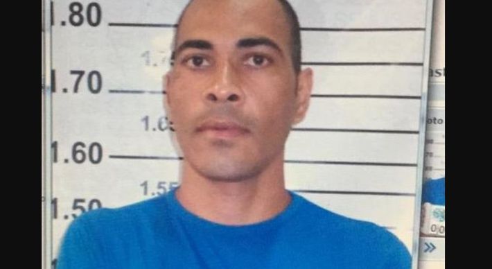Marcos Vieira, de 41 anos, fugiu no último dia 12 pulando o muro da Penitenciária de Segurança Máxima 2. Segundo a Sejus, um Procedimento Administrativo Disciplinar foi aberto pela Corregedoria, que realiza diligências para esclarecer os fatos
