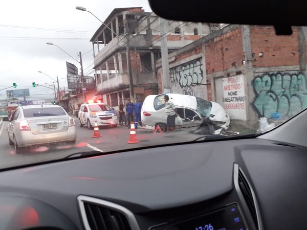 Carro ainda está no local do acidente