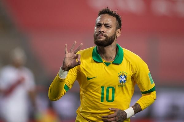 Neymar comemora terceiro gol na partida contra o Peru fazendo o sinal de 