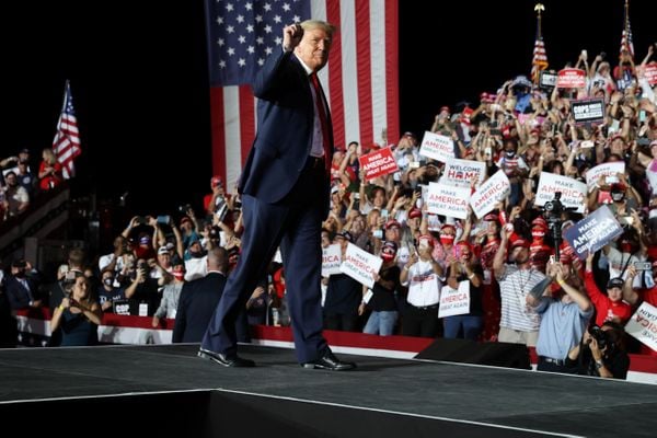 O presidente dos EUA, Trump, realiza um comício de campanha no Aeroporto de Sanford em Sanford, Flórida