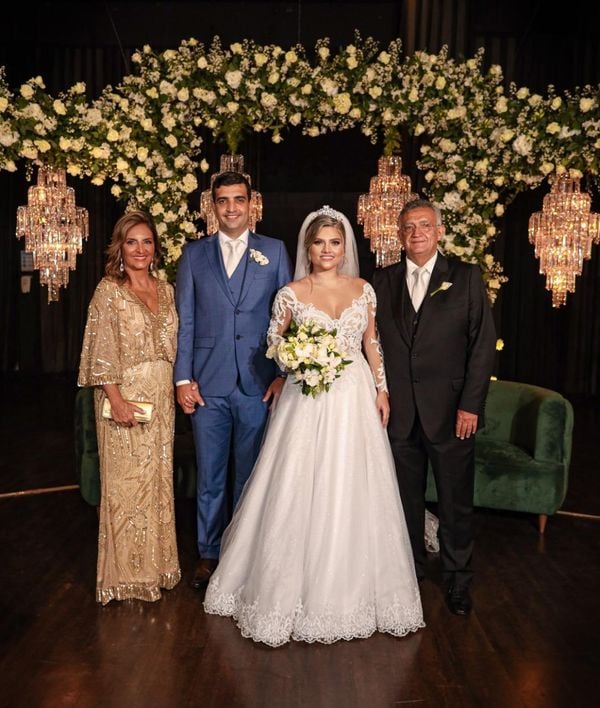 Os noivos Rodrigo Rasseli e Larissa Rasseli e os pais do noivo Rozane e Rubens Rasseli