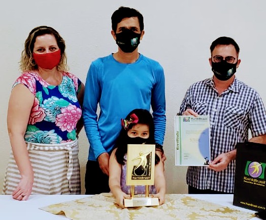 Aos 5 anos de idade, Elisa Traba de Castro é considerada a baterista mais jovem do Brasil