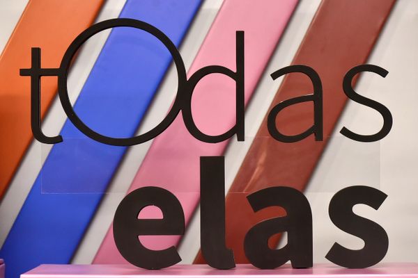 Cenário de Todas Elas, projeto de A Gazeta para denunciar a violência contra as mulheres, montado no auditório da Rede Gazeta para transmissão de live 