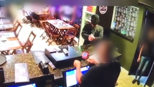 Vídeo mostrou assaltante apontando arma e exigindo dinheiro