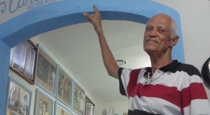 Banguê transformou parte de sua casa em centro cultural dedicado ao cantor Roberto Carlos. A Secretaria de Cultura e Turismo destacou a contribuição do músico ao município