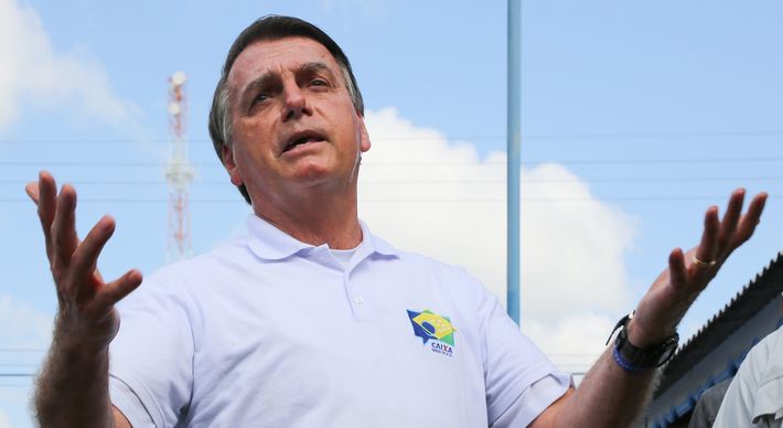 Diante da esperada organização governamental para negociar a aquisição de possíveis vacinas, o presidente é consumido pela soberba, quando deveria unir esforços e promover a articulação para imunizar a população com eficácia e segurança