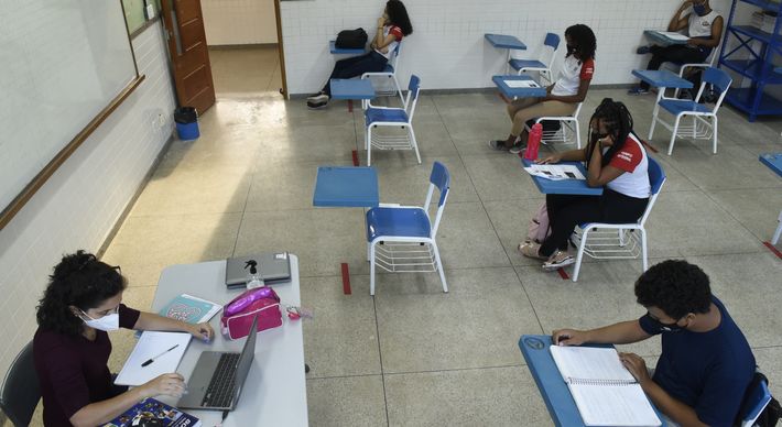 Medida contempla as turmas da educação infantil ao ensino superior; decisão do governo estadual de permitir retorno mesmo no risco alto considerou cobertura vacinal dos professores