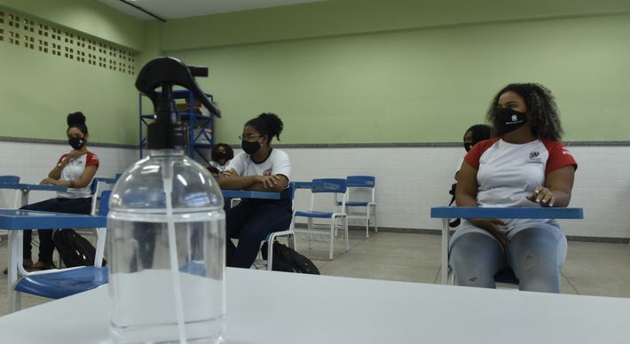 Aulas na rede privada já serão retomadas nesta segunda-feira (1°), enquanto na rede pública o retorno está programado para março
