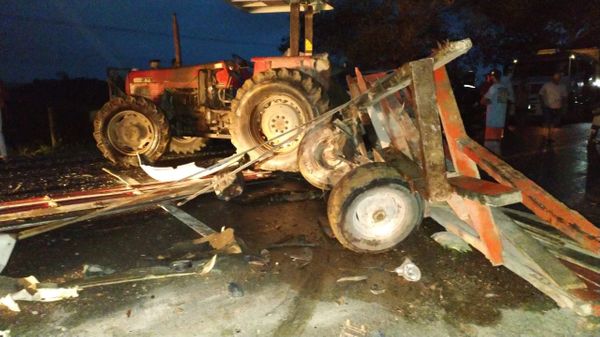 Acidente com trator no rodovia que liga São Mateus a Nova Venécia
