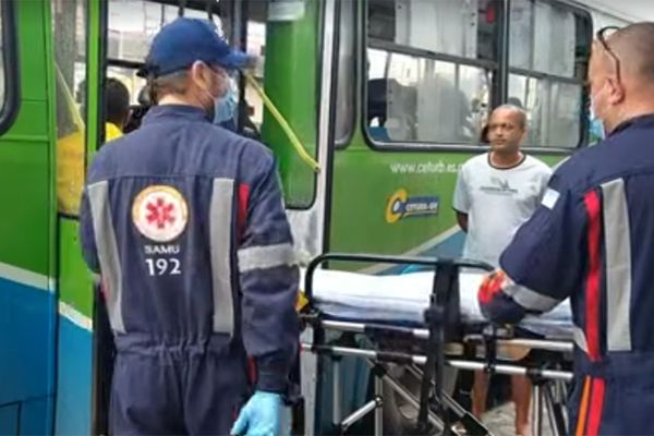 Acidente entre dois ônibus deixa vários feridos em Vila Velha por Reprodução/TV Gazeta