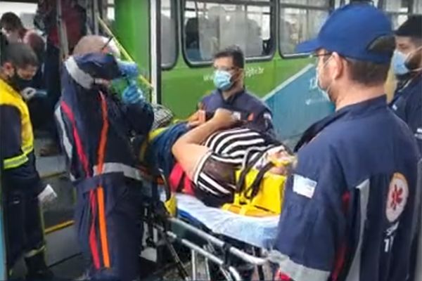 Acidente entre dois ônibus deixa vários feridos em Vila Velha por Reprodução/TV Gazeta