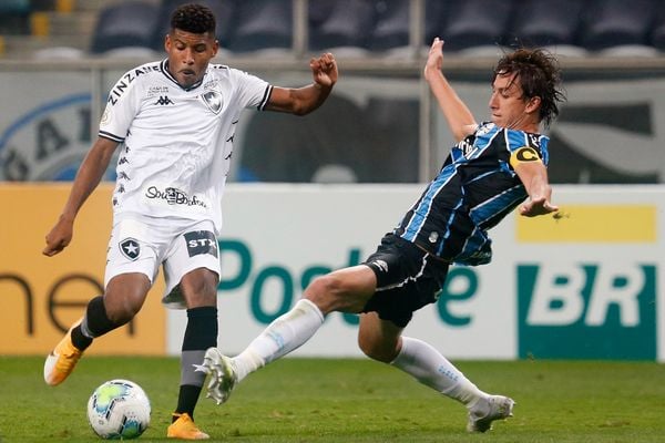 Rhuan, do Botafogo, disputa bola com Geromel, capitão do Grêmio