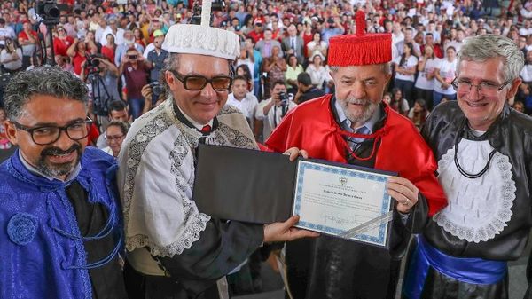 O ex-presidente Luiz Inácio Lula da Silva recebendo o título de doutor honoris causa da UNEAL, em 23/08/2017