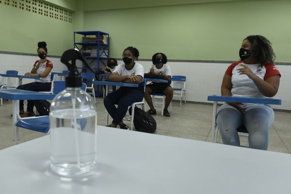 Alunos da Escola Major Alfredo Rabaioli, no bairro Mário Cypreste, com distanciamento entre eles na sala de aula