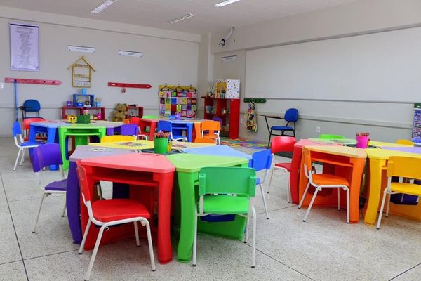Sala vazia em escola municipal de Linhares: retorno às atividades presenciais apenas em 2021