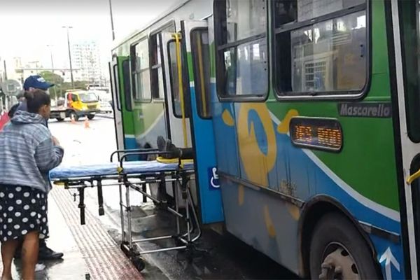Vários passageiros ficaram feridos em um acidente entre dois ônibus em Vila Velha por Reprodução/TV Gazeta