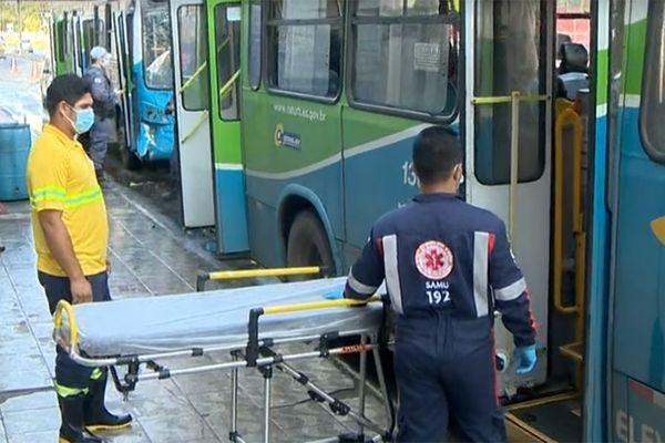 Vários passageiros ficaram feridos em um acidente entre dois ônibus em Vila Velha por Reprodução/TV Gazeta