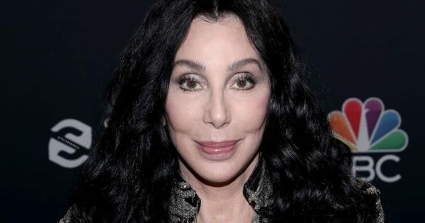 A artista Cher em apresentação de prêmio em outubro de 2020