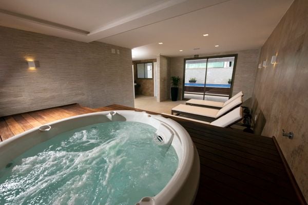 Área de lazer com SPA no edifício Parador, na Praia de Itaparica 