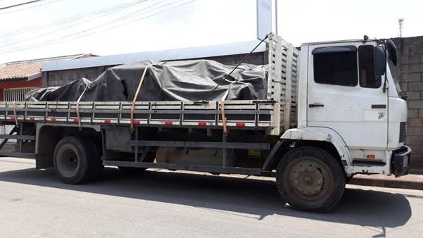 Caminhão que iria transportar a carga de aço inox para São Paulo