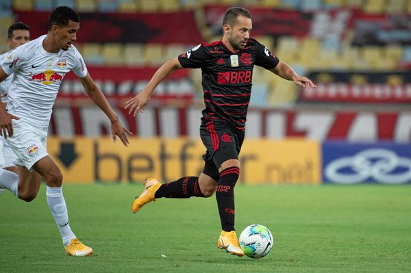 Everton Ribeiro, do Flamengo, conduz a bola, seguido de perto pelo marcador do Bragantino