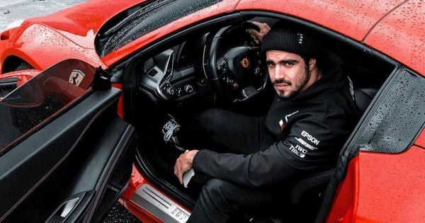 O ator Caio Castro posa em sua Ferrari, avaliada em R$ 2,6 milhões