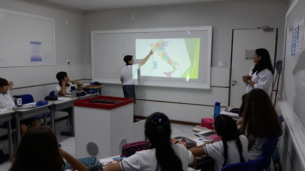 O investimento em língua estrangeira amplia o universo de conhecimento dos estudantes. Foto registrada antes da pandemia