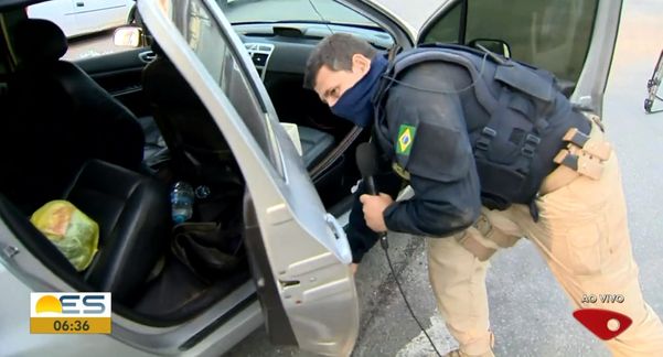 PRF encontrou 24 kg de haxixe em fundo falso em baixo de veículo que passava por Viana