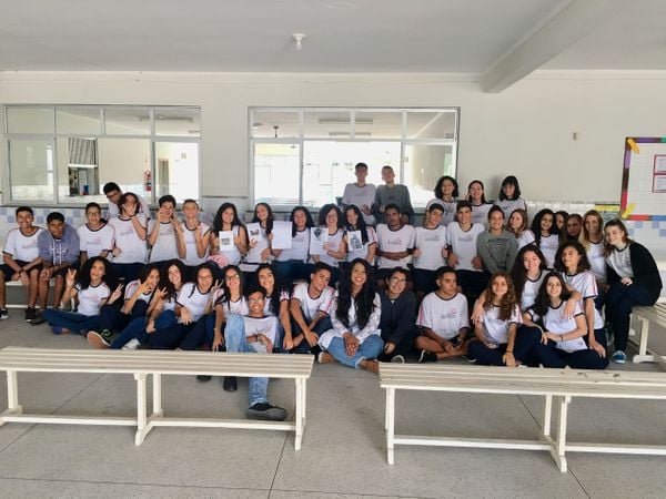 Professora Mara Paixão e os alunos antes da pandemia