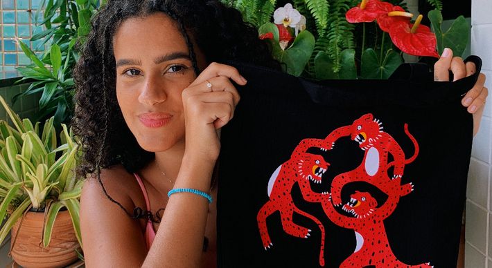 Criada pela instituição norte-americana 'Where Are The Black Designers?' (WATB), ou 'onde estão os designers negros?', em português, a ação buscou contratar quatro profissionais ao redor do mundo para estamparem ecobags