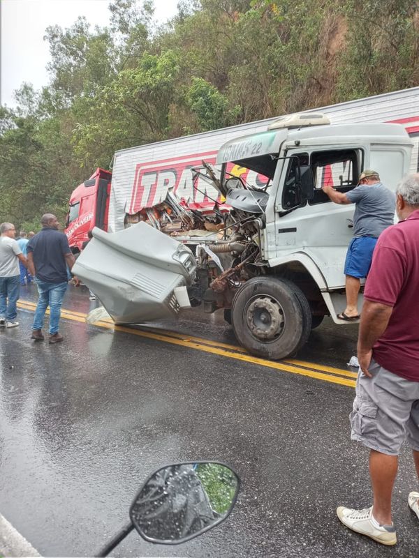 O acidente ocorreu por volta das 11h e um dos motoristas teria fugido do local