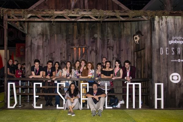Carlos Manga Jr, Ana Paula Maia e elenco de Desalma se reúnem no estande Globoplay em evento