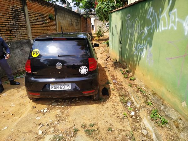 Carro roubado foi encontrado atrás de cemitério