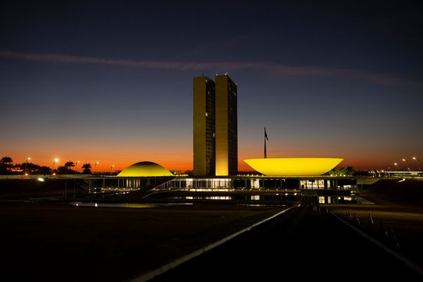 Fachada do Congresso Nacional durante amanhecer em Brasília