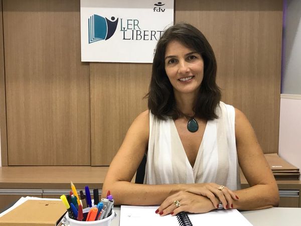 Juliana Ferrari, coordenadora pedagógica e professora da Graduação e Especialização da FDV: