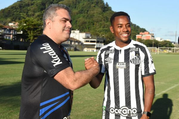O atleta Robinho e o presidente do Santos, Orlando Rollo