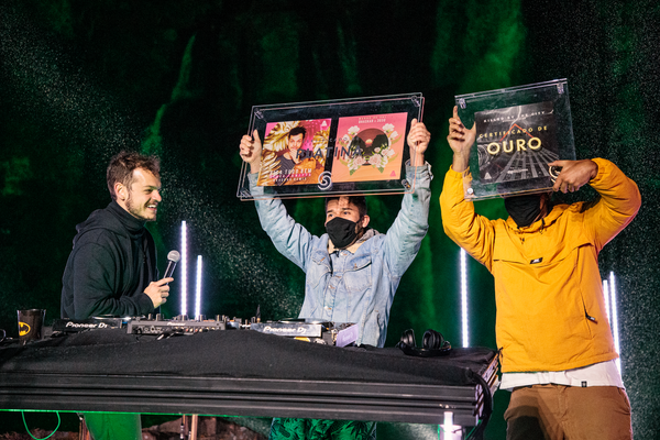 O DJ Bhaskar comemora o disco de platina pelo remix de 