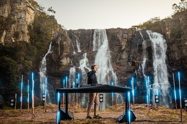 O DJ Bhaskar realizou uma de suas lives numa cachoeira