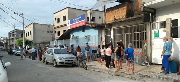 Pacientes enfrentam fila para marcar consulta em unidade de saúde de Vila Velha, ES
