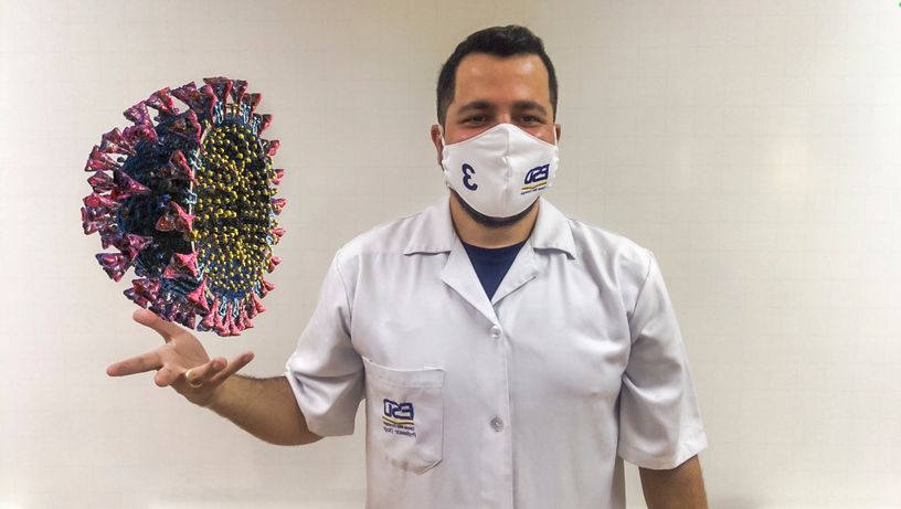 Professor Diogo Moreira utiliza aplicativo de realidade aumentada para apresentar modelo 3D do coronavírus aos alunos