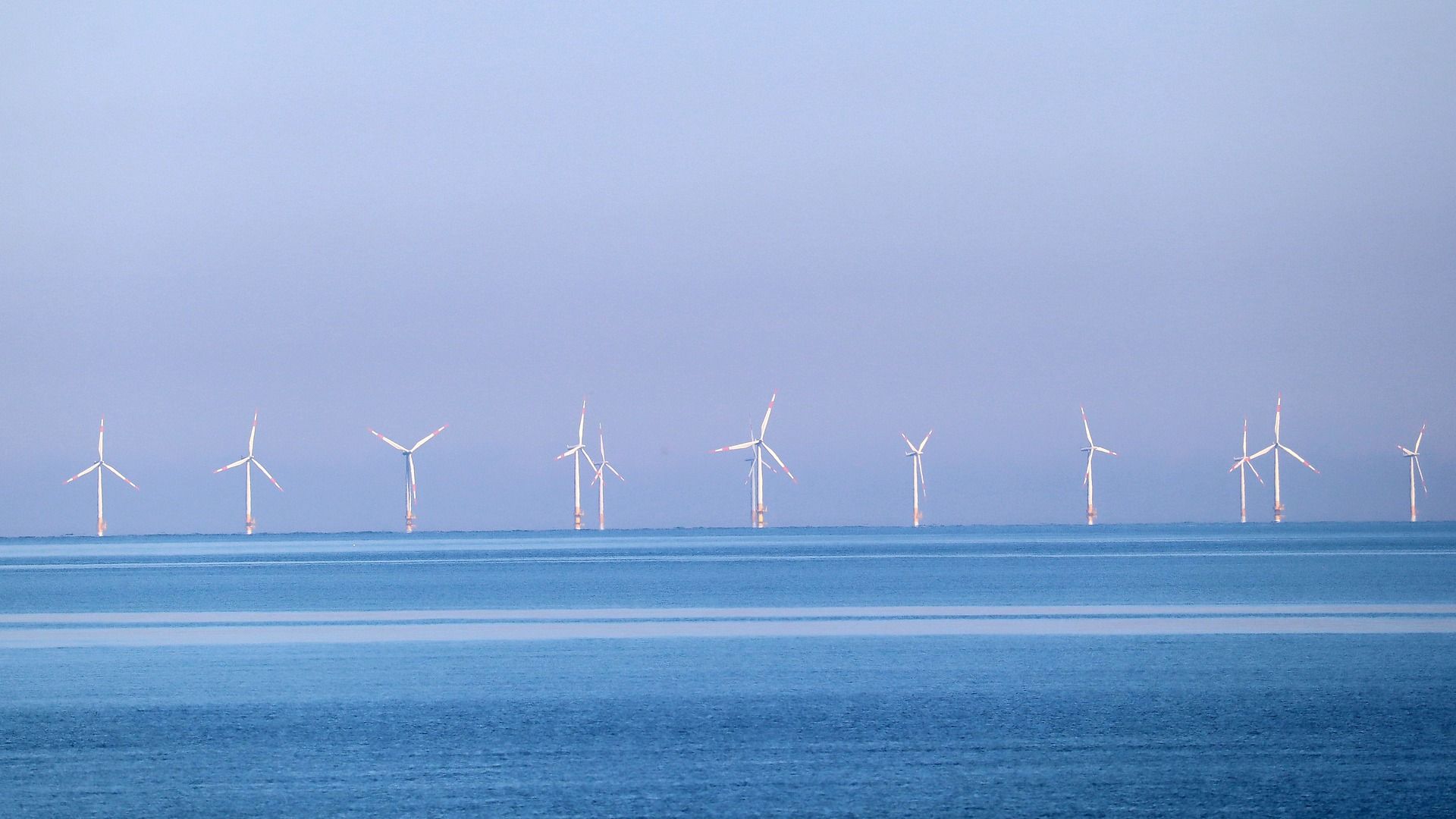Torres de geração de energia eólica no mar