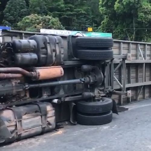 Carreta com produtos de limpeza tomba na BR 101, em João Neiva