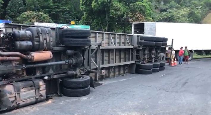 Acidente aconteceu no início da tarde desta segunda-feira (19), na altura do quilômetro 203 da rodovia. Trânsito não foi interrompido, mas ficou lento