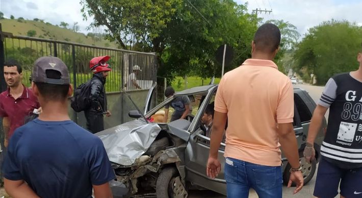 A vítima ficou presa às ferragens. O motorista teve fratura de fêmur, mas foi resgatado consciente pelo Corpo de Bombeiros até o Hospital Santa Casa de Misericórdia, no mesmo município