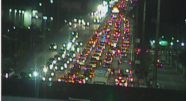 Além do grande fluxo de veículos, dois acidentes registrados no final da tarde desta segunda-feira (19) colaborou para o congestionamento da via no sentido Vila Velha - Vitória segundo a concessionária Rodosol, que administra a via