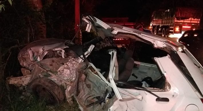 De acordo com o Corpo de Bombeiros, duas pessoas que estavam no carro e que não foram identificadas morreram no local do acidente, na noite deste domingo (18). Já a terceira vítima, que dirigia a carreta, morreu após dar entrada no hospital