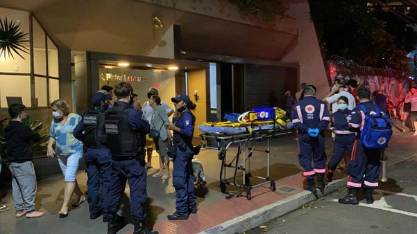 Agentes do Samu e da Guarda Municipal em frente ao Edifício Pintos Fanzeres por Daniel Pasti