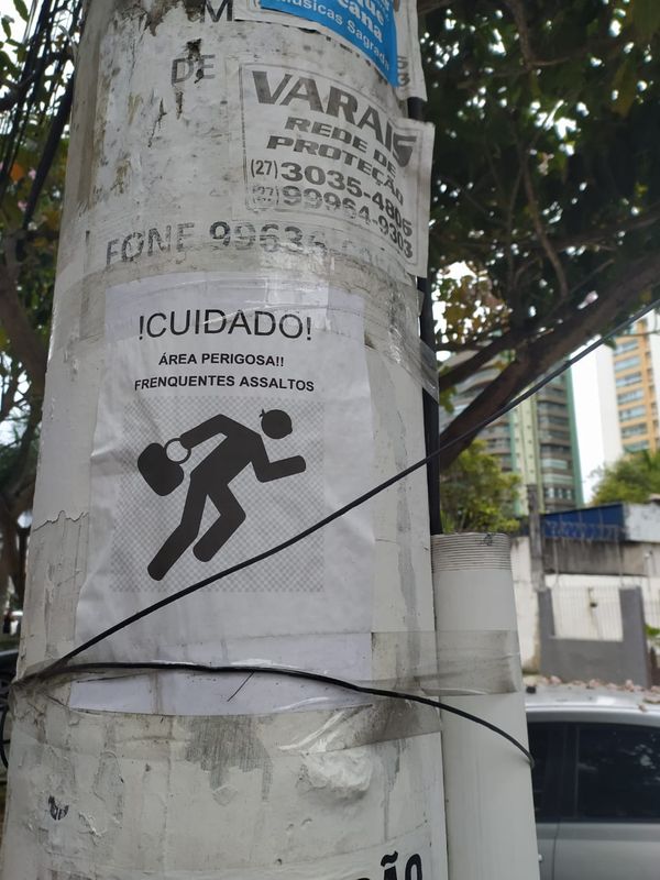 Cartazes afixados na avenida São Paulo, na Praia da Costa, alertam pedestres sobre perigo e assaltos