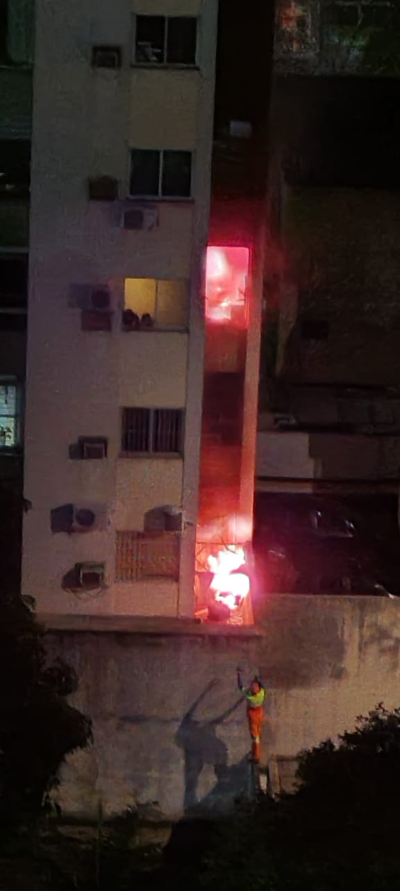 Incêndio atinge prédio na Praia do Canto, em Vitória por Leitor de A Gazeta