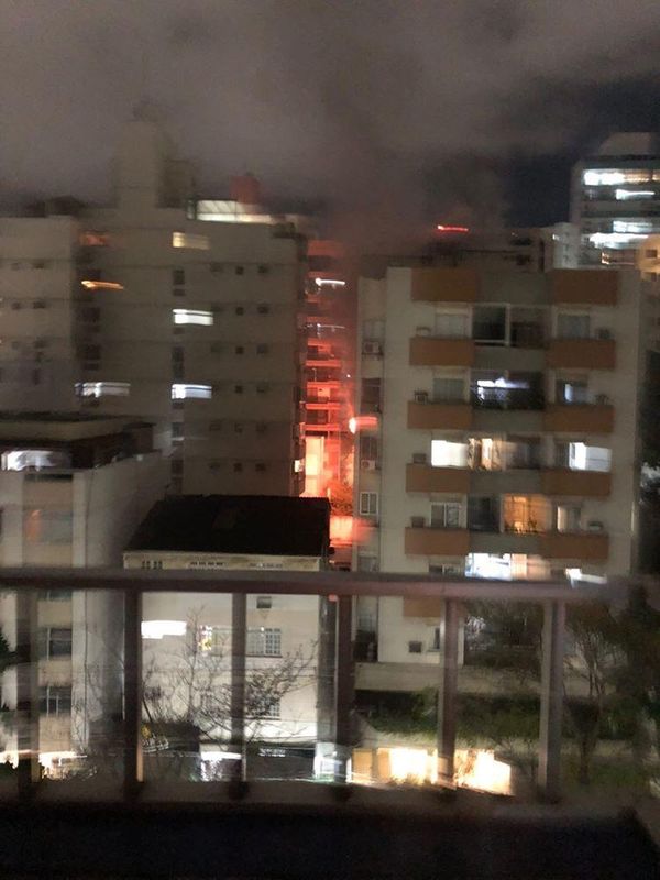 Incêndio atinge prédio na Praia do Canto, em Vitória